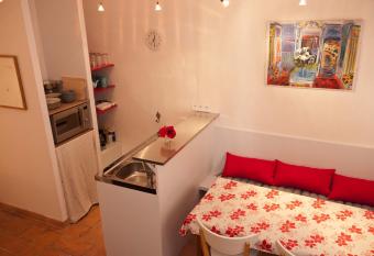 Studio Apartment Centre Historique allows 18 year olds to book a room