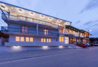 Hotel Hayat Hills allows 18 year olds to book a room