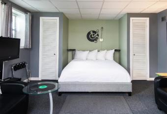 Music Valley Studio - Opryland Area allows 18 year olds to book a room