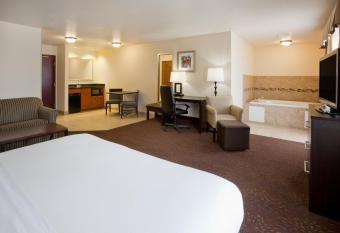 Holiday Inn Express & Suites Aberdeen By IHG has rooms with a private hot tub