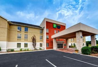 Holiday Inn Express & Suites Crossville By IHG allows 18 year olds to book a room