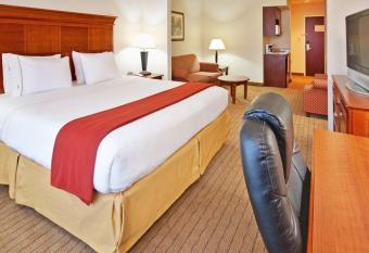 Holiday Inn Express & Suites Dyersburg By IHG has rooms with a private hot tub