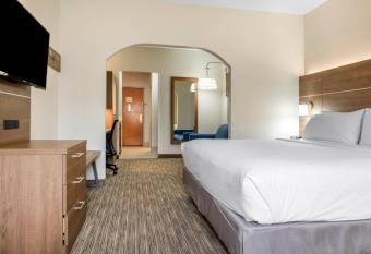 Holiday Inn Express & Suites Harrison By IHG has rooms with a private hot tub