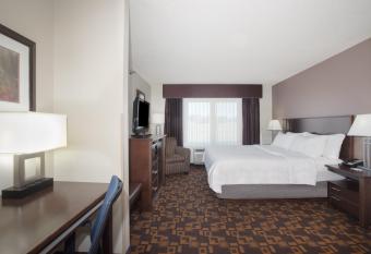 Holiday Inn Express & Suites Yankton By IHG has rooms with a private hot tub