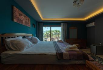 Rebetika Hotel & bistro has Balcony rooms