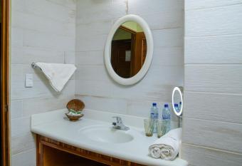 Banana Palms Hotel has rooms with a private hot tub