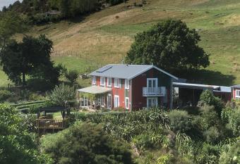 The Pear Orchard Lodge has Balcony rooms