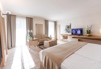 Villa Favorita - Parkhotel Delta has Balcony rooms