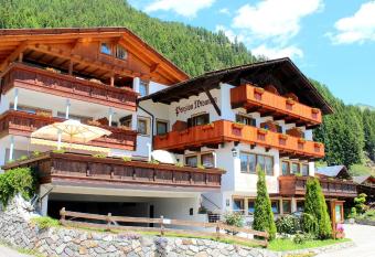 Pension Widmann has Balcony rooms