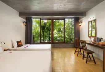 The Nature has rooms with a private hot tub