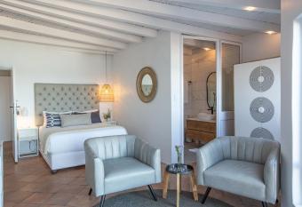 Villa Marine Guest House has rooms with a private hot tub