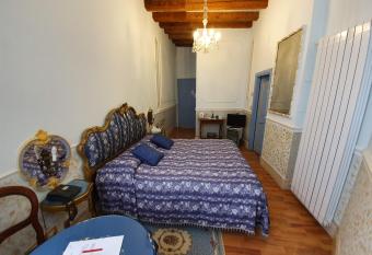 Casa Alla Fenice allows 18 year olds to book a room