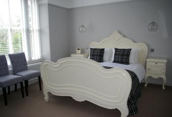 Olif allows 18 year olds to book a room