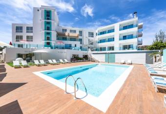 Plaza Santa Ponsa Boutique - Adults Only. allows 18 year olds to book a room