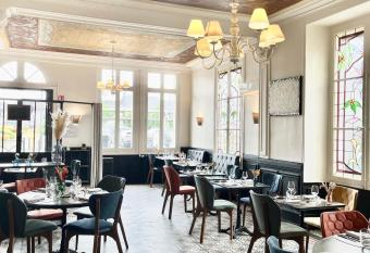 Logis Le Grand Hotel has Balcony rooms