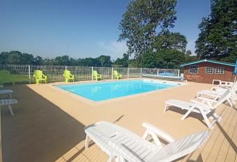 Camping des Papillons allows 18 year olds to book a room