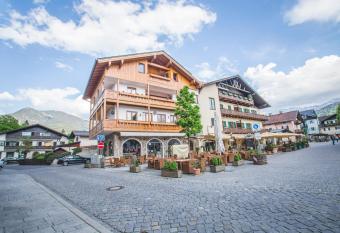 Downtown Suite Alpi has rooms with a private hot tub