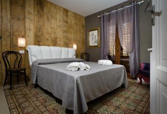 Via Nuova has Balcony rooms