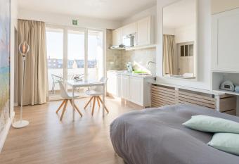 Studio Le Lavandou allows 18 year olds to book a room