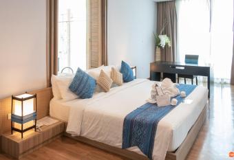 Grand Vista Hotel Chiangrai-SHA Extra Plus has rooms with a private hot tub