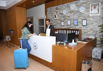 Continental Inn Hotel Al Farwaniya has rooms with a private hot tub