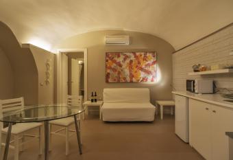 Etruria Relais and Wine has rooms with a private hot tub