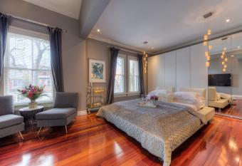 Downtown Luxury Victorian Retreat has rooms with a private hot tub