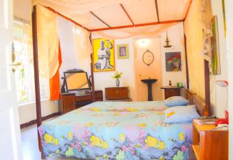 Shammie Guest House has Balcony rooms