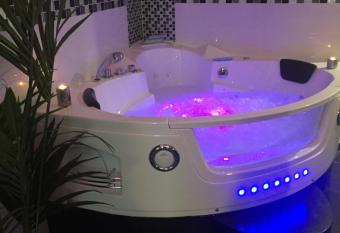 Le Love Spa has rooms with a private hot tub