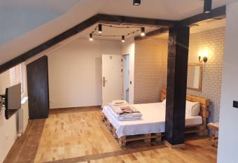 Airport Apartments has rooms with a private hot tub