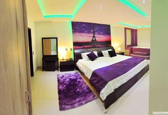 Hotel Campestre El Cisne allows 18 year olds to book a room