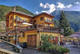 Le Nid de l Aigle has Balcony rooms