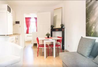 Cool Central Apartment has Balcony rooms