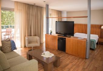 RVHotels Nautic Park has rooms with a private hot tub