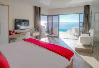 Sea Star Rocks Boutique Hotel has rooms with a private hot tub