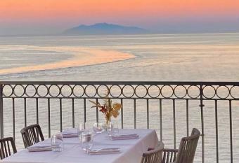 H  tel Des Gouverneurs has Balcony rooms