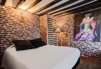 Absolute Hotel Paris R  publique allows 18 year olds to book a room