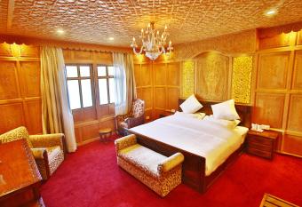 Mascot Houseboats has rooms with a private hot tub