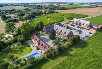 Fl  die Mat & Ving  rd allows 18 year olds to book a room