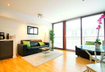 Mitchell Street Glasgow Apartment has Balcony rooms