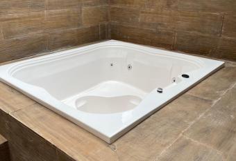 Marmeu Tombo com Hidro Aquecida Privativa has rooms with a private hot tub