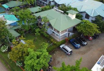 Hotel Cabinas el Tecal allows 18 year olds to book a room