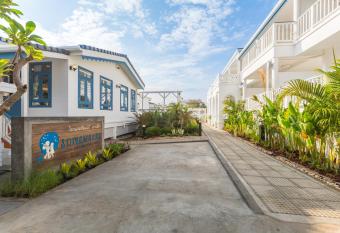 Somewhere Koh Sichang has Balcony rooms