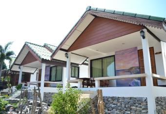 Benjaporn Bungalow has Balcony rooms