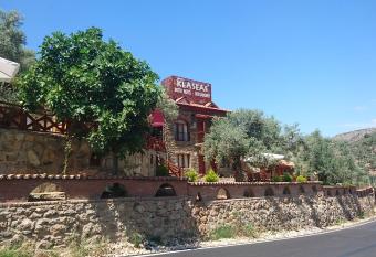   irince Klaseas Hotel&Restaurant allows 18 year olds to book a room