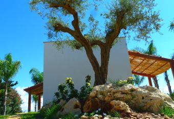 Trenasse has rooms with a private hot tub