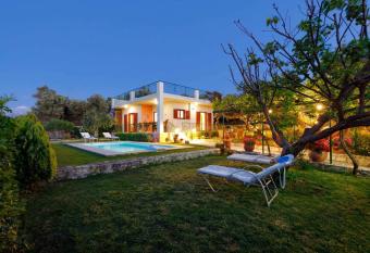 Lily s Cottage has Balcony rooms