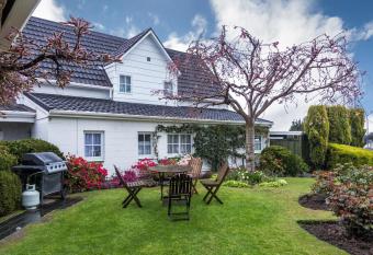 Phoenix Thermal Resort - Taupo allows 18 year olds to book a room