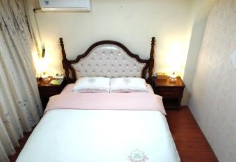                                       has rooms with a private hot tub