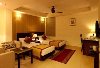 Hotel King plaza Near IGI Airport Delhi has rooms with a private hot tub